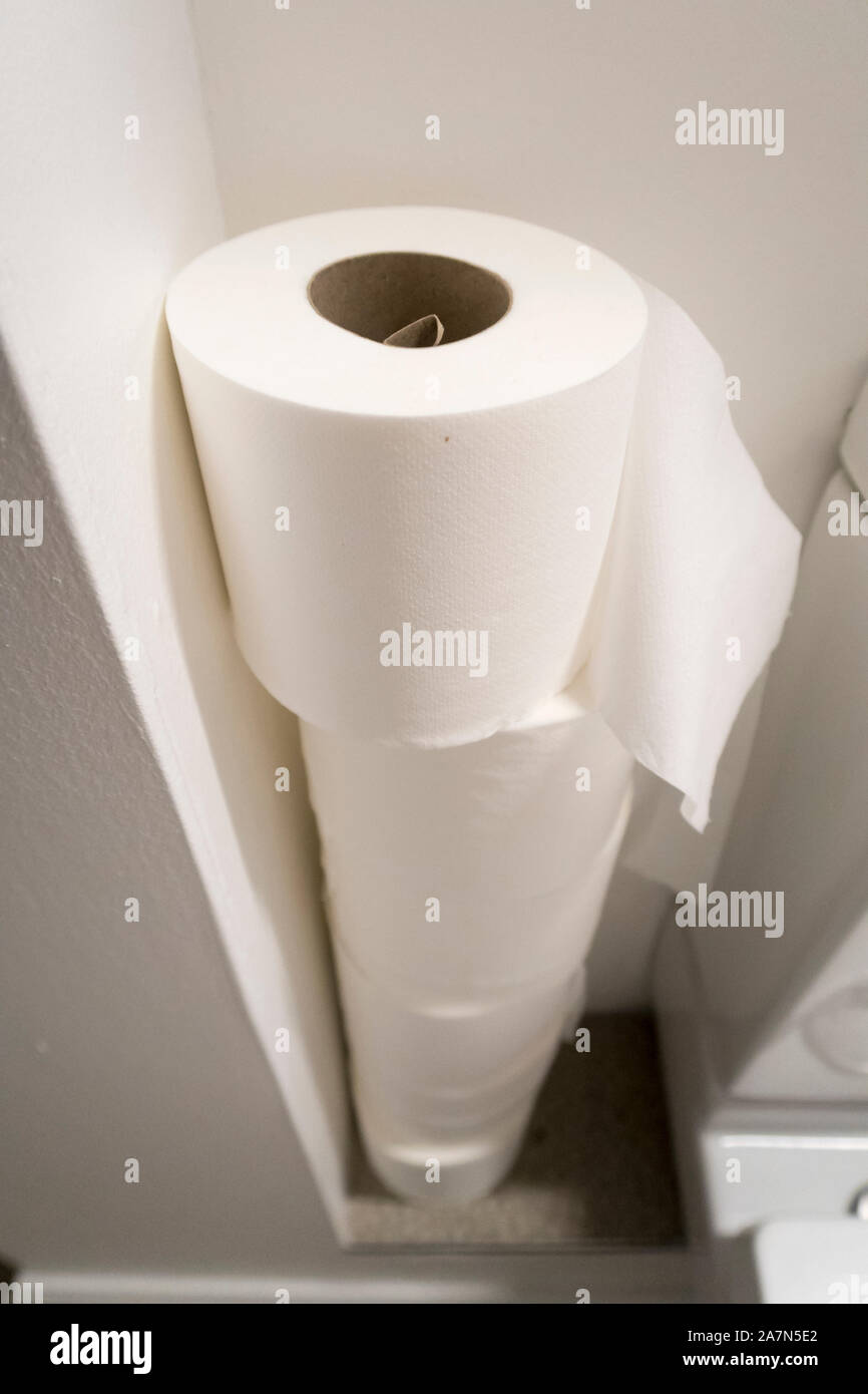 Une pile de papier hygiénique dans une salle de bains Banque D'Images