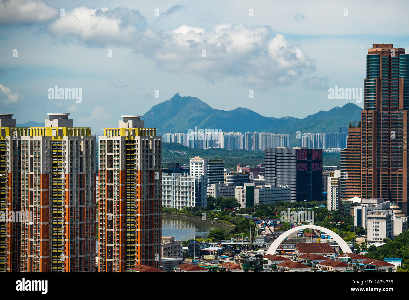 --FILE--paysage urbain du haut-L'augmentation des bâtiments dans la ville de Shenzhen, province du Guangdong en Chine du sud, le 30 juin 2017. La Chine va construire la ville du sud Banque D'Images