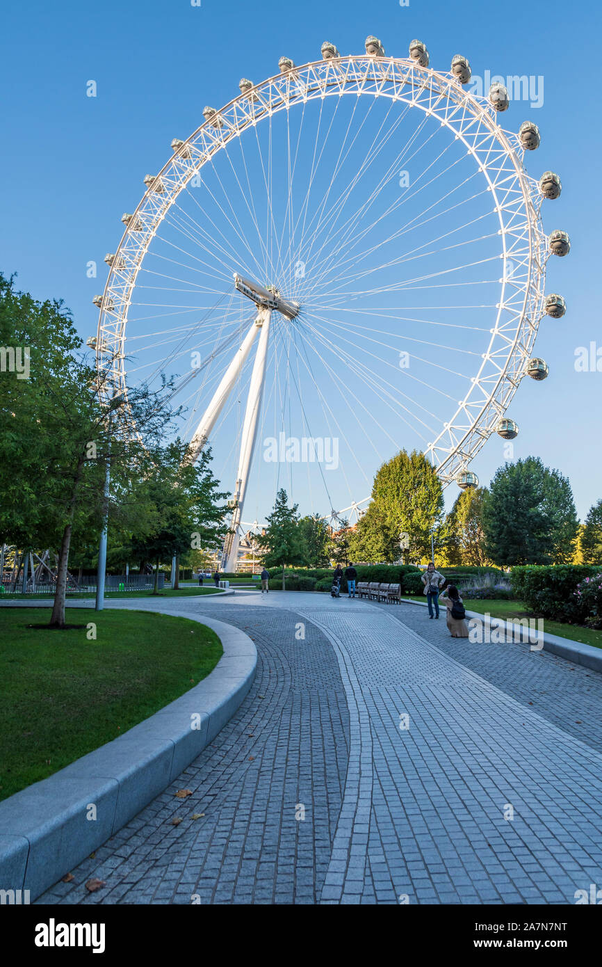 Le London Eye, vu de l'Jubilee Gardens Banque D'Images