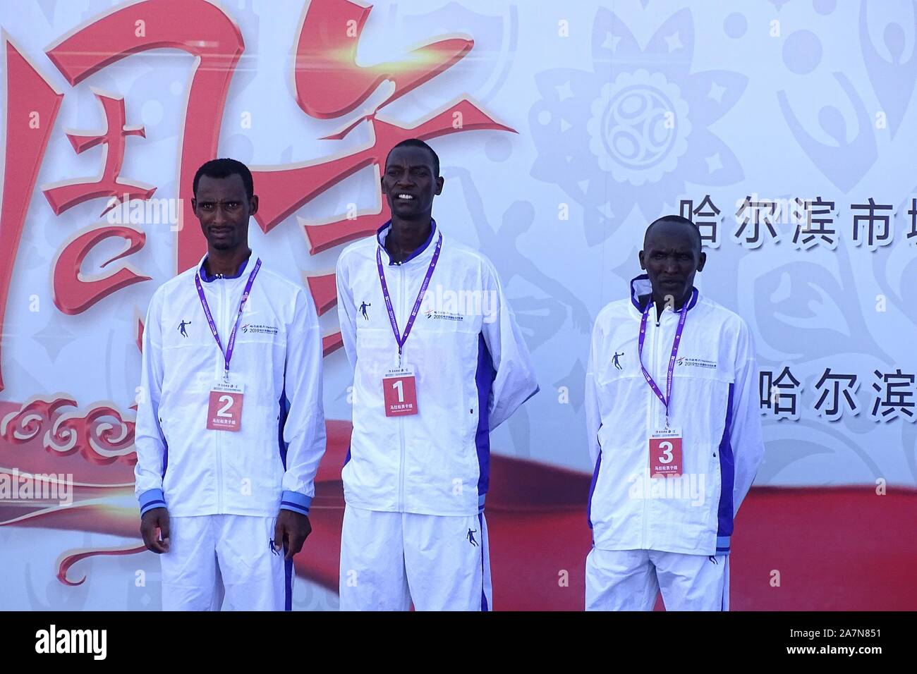 Un coureur kenyan remporte le championnat alors qu'un éthiopien et un Kenyan gagne les deuxième et troisième prix de 2019 Marathon International de Harbin respectivel Banque D'Images