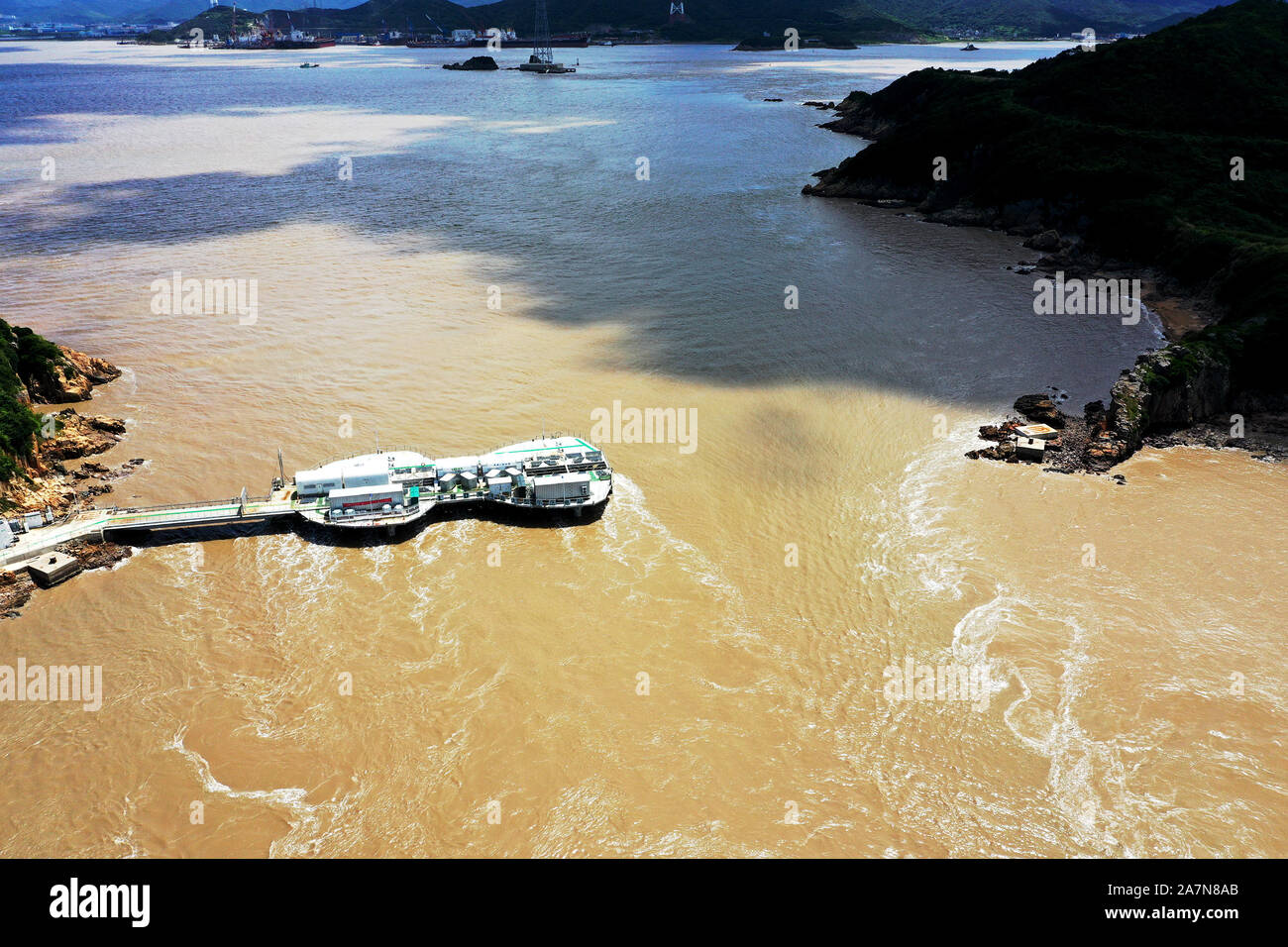 Vue aérienne de l'énergie marémotrice, projet mené par le promoteur chinois LHD, sur l'île de Zhoushan ville Xiushan, Ningbo City, Zhejiang Province de Chine orientale Banque D'Images