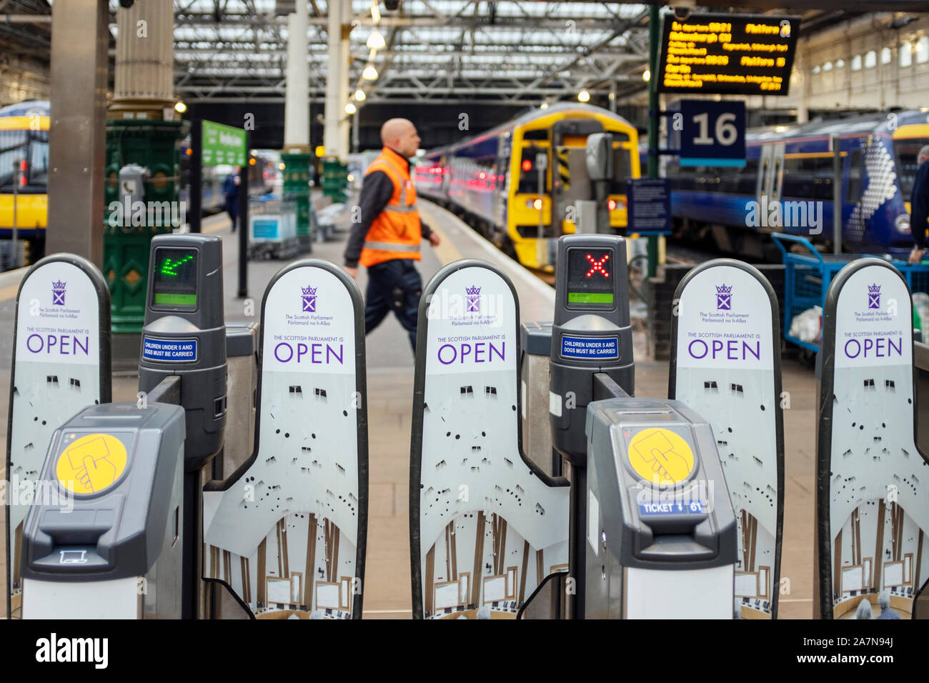 Les obstacles à l'achat de billets de la gare Waverley, Édimbourg, Écosse, Royaume-Uni. Banque D'Images