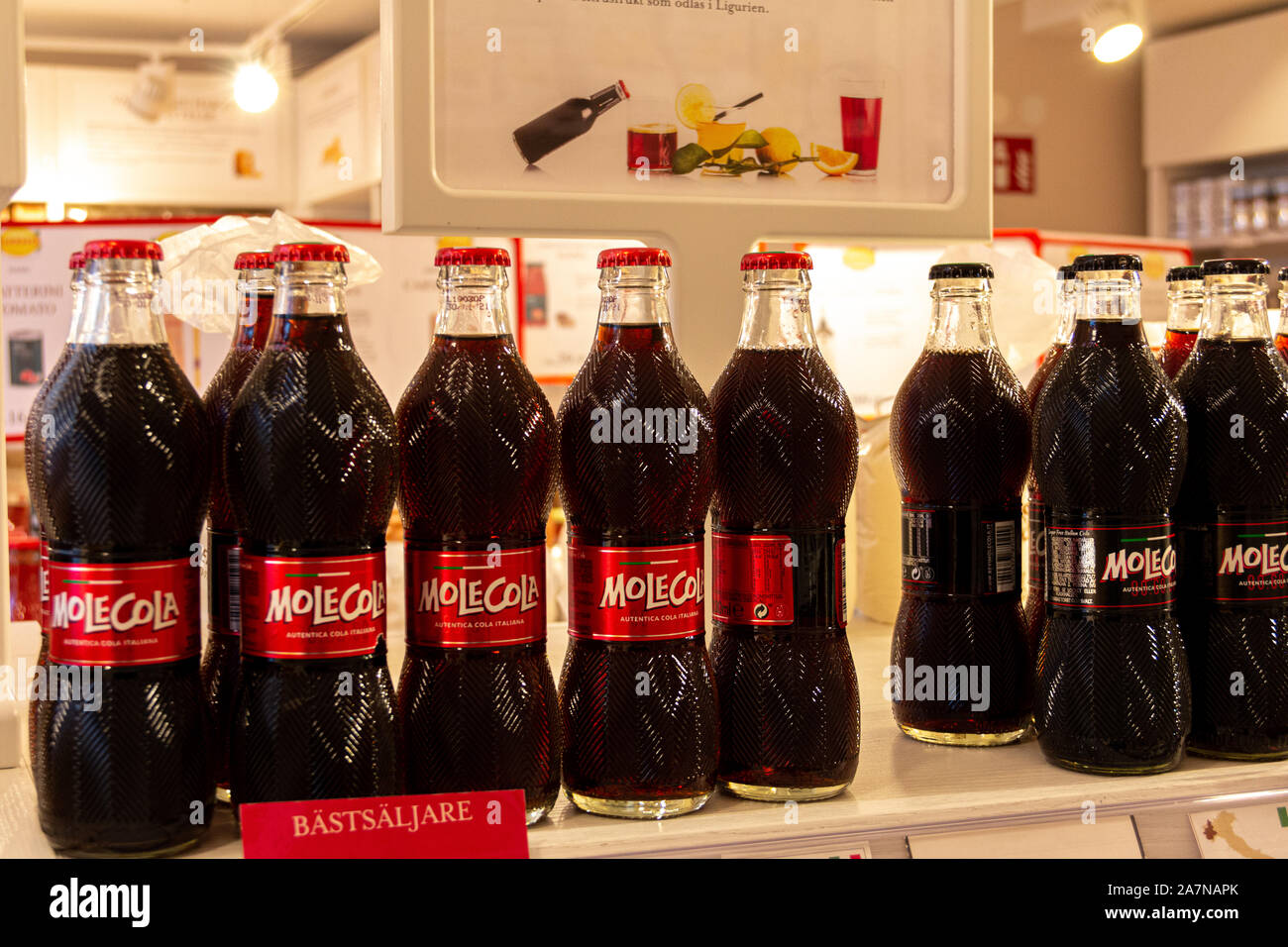 Stockholm, Suède - 15 juillet 2019 : Un certain nombre de bouteilles de boissons gazeuses contenant Molecola, une marque italienne de Cola, qui a été présenté à l'un magasin Eataly dans S Banque D'Images