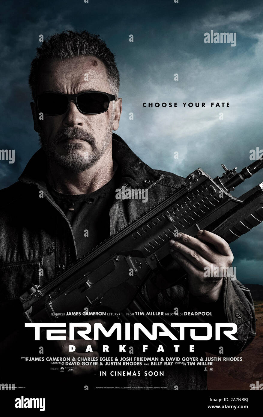 'Carl' le modèle T-800 joué par Arnold Schwarzenegger dans Terminator : sombre destin (2019) réalisé par Tim Miller. Sarah Connor retourne au combat un T-1000. Banque D'Images