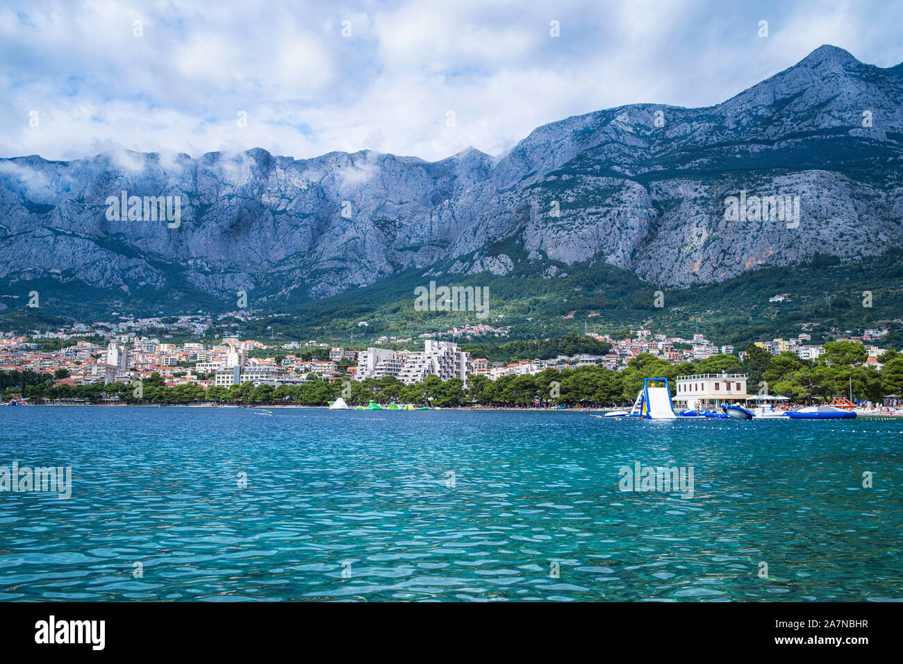 13 juillet 2019, Croatie, Makarska. Belle plage et montagne, vue de la mer.une belle vue de Makarska beach à travers les pins. Dalmatie Banque D'Images