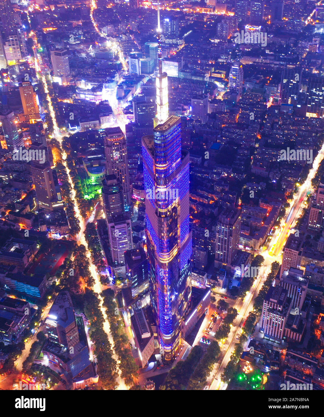 Vue aérienne de l'an Datang Xishi Fengqing Road Tour, également connu sous le nom de Greenland Square An Datang Xishi Fengqing Road Tower, et d'autres bâtiments dans la ville de Nanjing, de Jiangsu est pr Banque D'Images