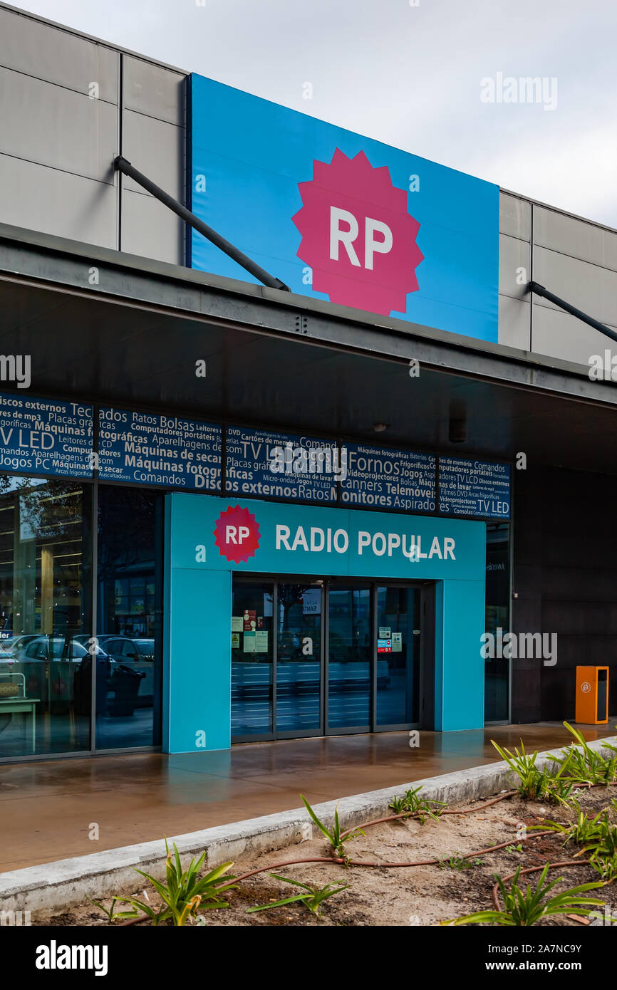 Coina, Portugal. Entrée de la radio dans le magasin populaire Barreiro  Planet Retail Park. Radio populaire est une grande entreprise portugaise  appareil vente Photo Stock - Alamy