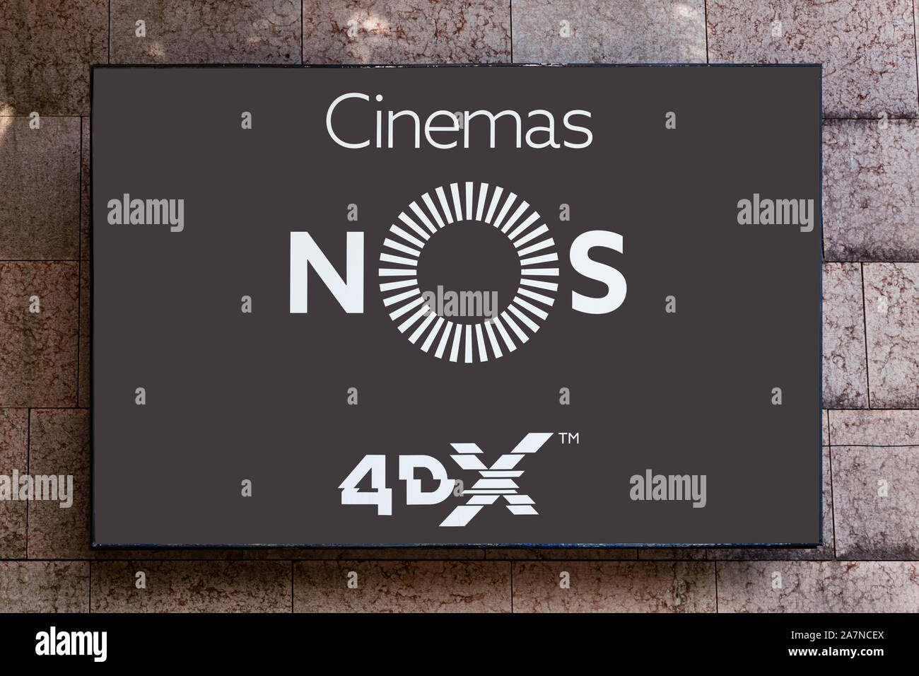 Almada, Portugal - 24 octobre 2019 : la publicité d'une pancarte portant amendements Cinema avec 4DX dans un centre commercial ou un centre commercial mur extérieur.NOS, cinema,film Banque D'Images