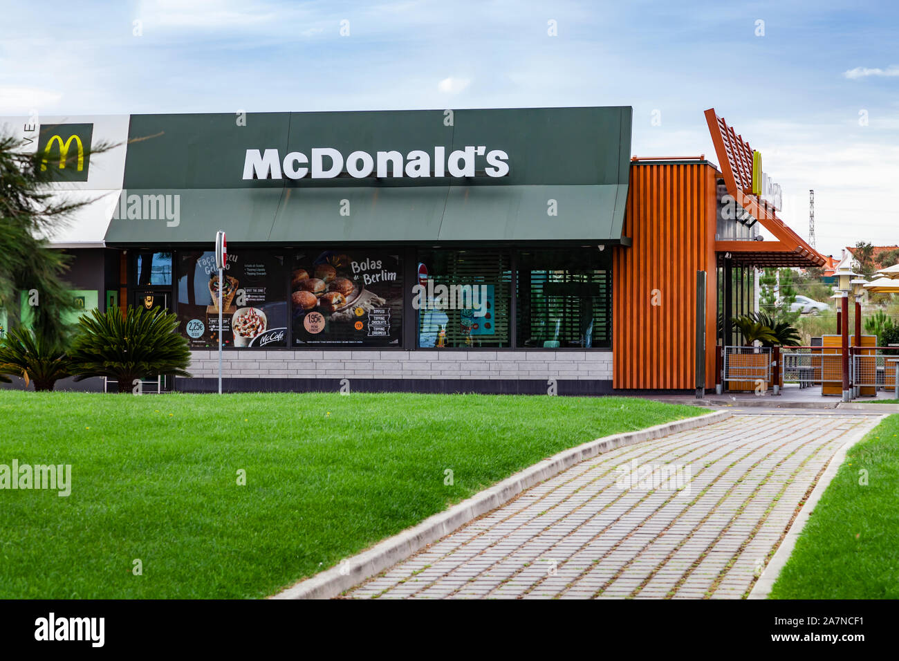 Coina, Portugal - 23 octobre, 2019 Boutique en ligne : du restaurant McDonalds et McCafe avec le vert et marron. mcdonalds,restaurant,vitrine, Banque D'Images