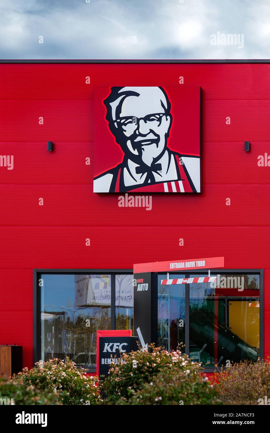 Coina, Portugal. Le colonel Sanders logo ou symbole sur la façade d'un restaurant fast food KFC. Kentuky Fried Chicken junk food à Barreiro Planet Retail Banque D'Images