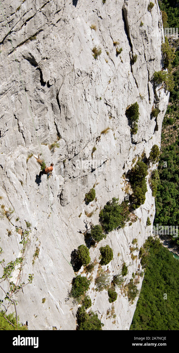 Descente en rappel un pur rock face Grand Canyon Grand Canyon du Verdon Verdon comme vu à partir de la route des cretes Alpes de Haute Provence France Banque D'Images