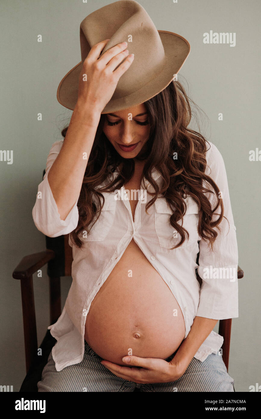 Chemise blanche Femme enceinte Photo Stock - Alamy