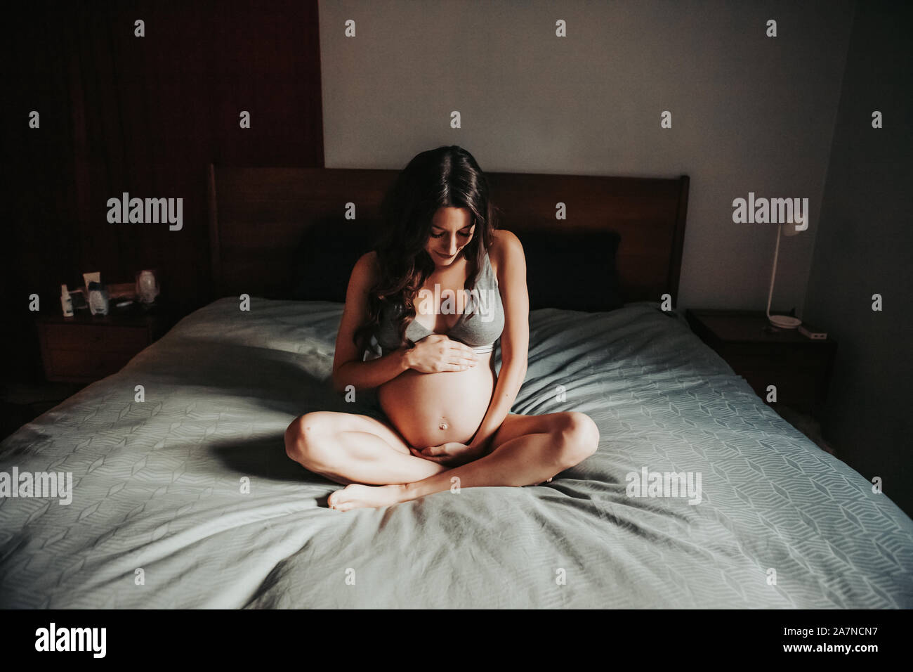 Pregnant Woman in bed Banque D'Images