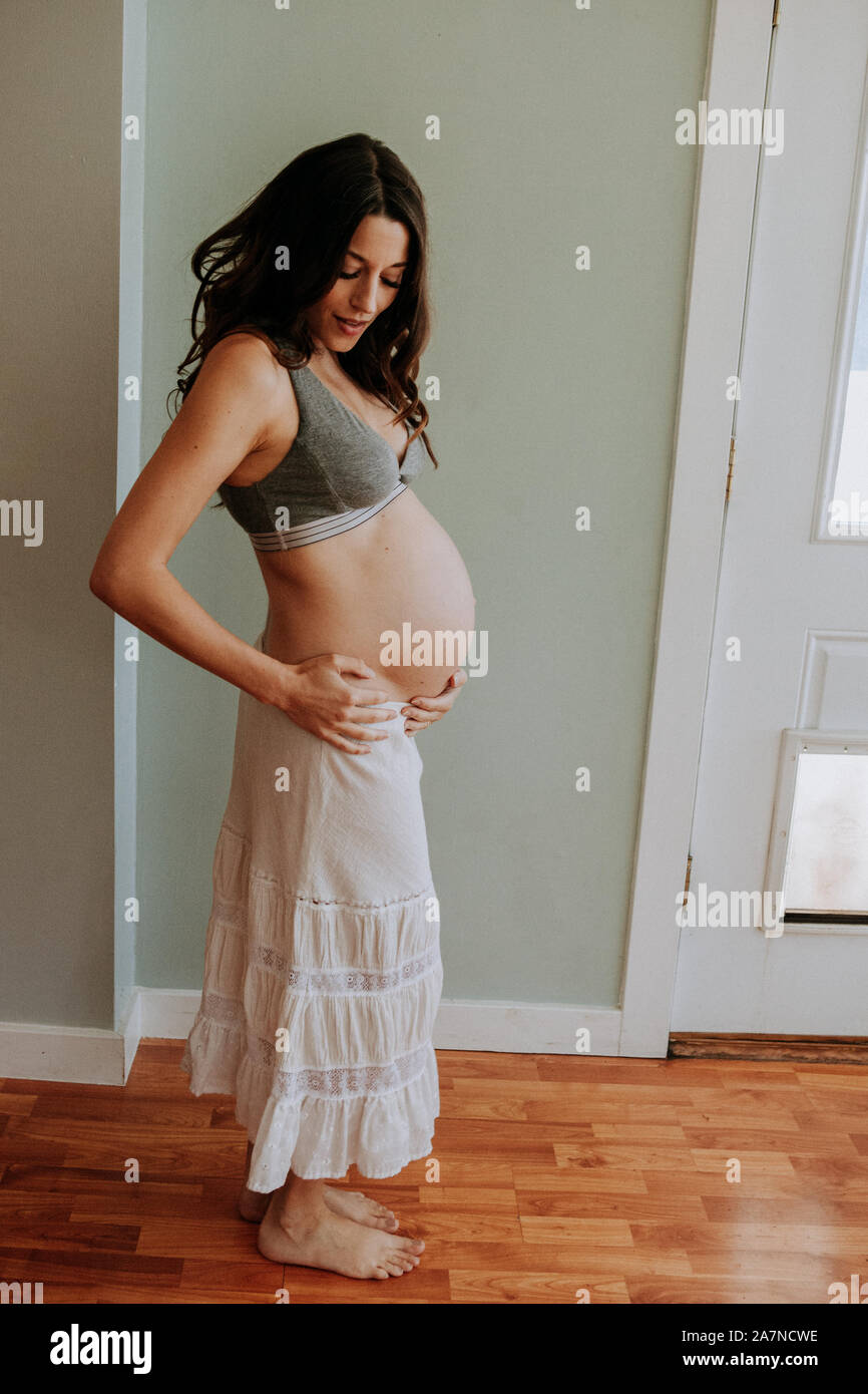 Femme enceinte jupe blanche et soutien-gorge Photo Stock - Alamy