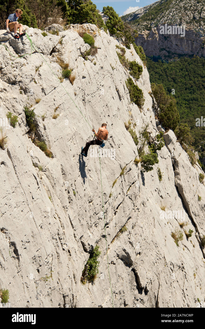 Descente en rappel un pur rock face Grand Canyon Grand Canyon du Verdon Verdon comme vu à partir de la route des cretes Alpes de Haute Provence France Banque D'Images