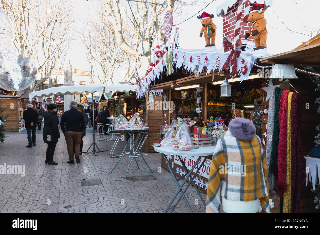 Marseillan, France - 30 décembre 2018 : Street atmosphère dans le marché de Noël de la ville où les gens marcher sur une journée d'hiver Banque D'Images