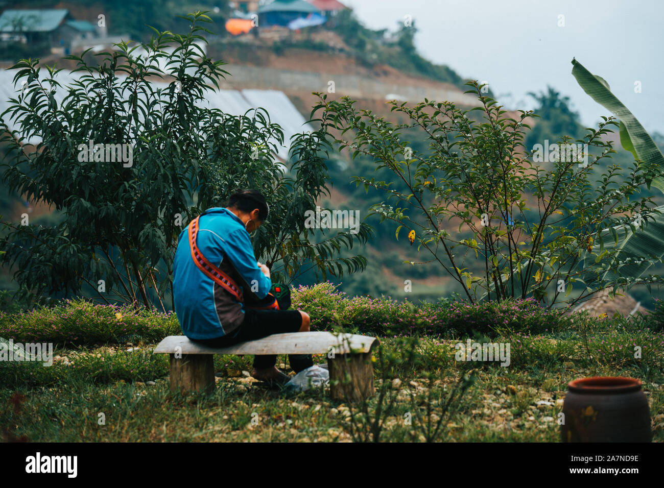 Une femme fait vietnamien vêtements entourée de rizières en terrasses dans la petite ville de montagne Sapa dans les montagnes du nord de l'Indochine Banque D'Images