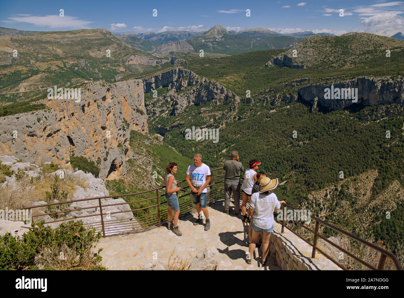 Point de vue les personnes à Grand Canyon Verdon Alpes de Haute Provence France Banque D'Images