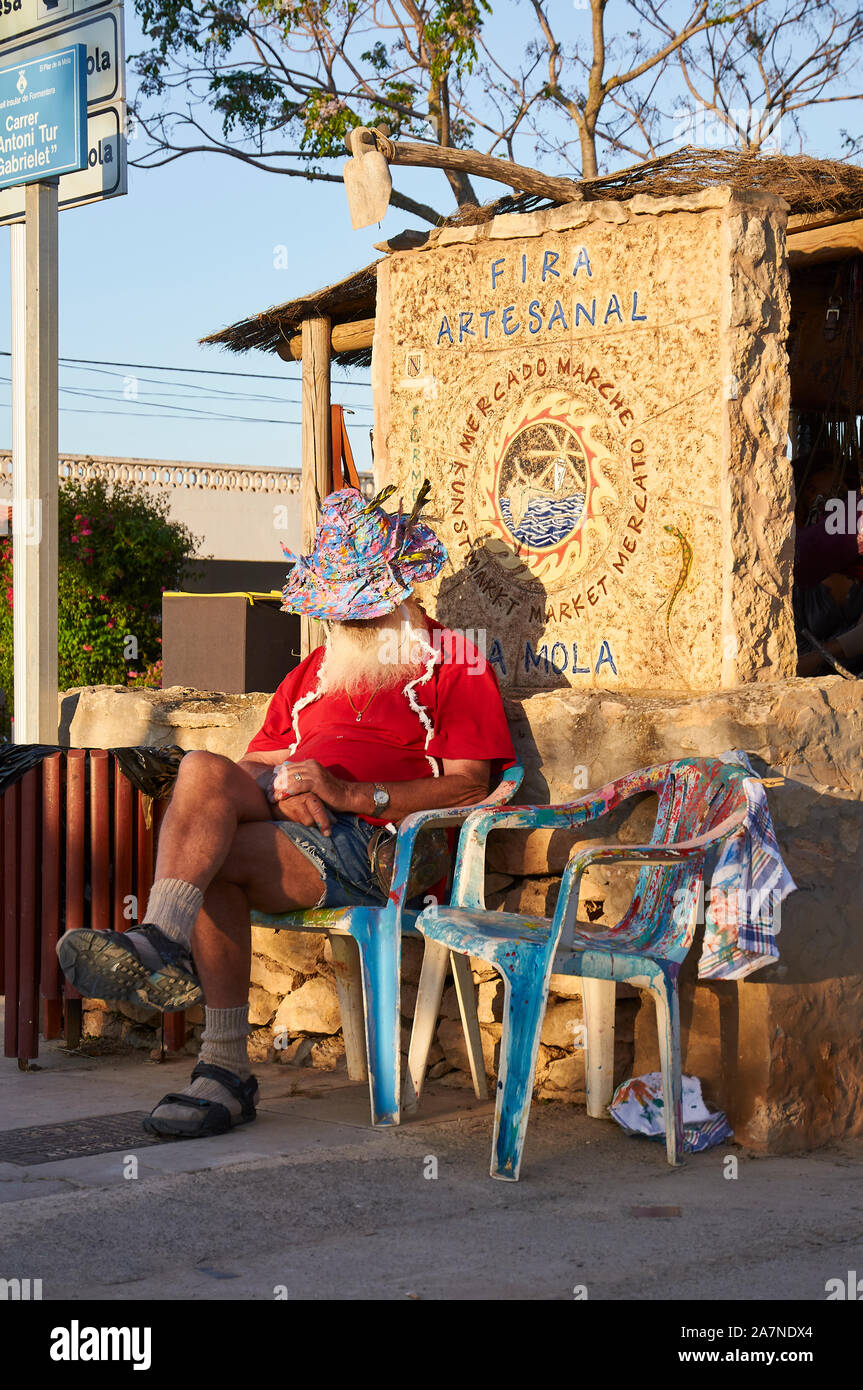 Artiste Peintre Hippy, nommé Firefox, reposant à l'entrée du marché aux puces de hippie à El Pilar de la Mola (Formentera, Iles Baléares, Espagne) Banque D'Images