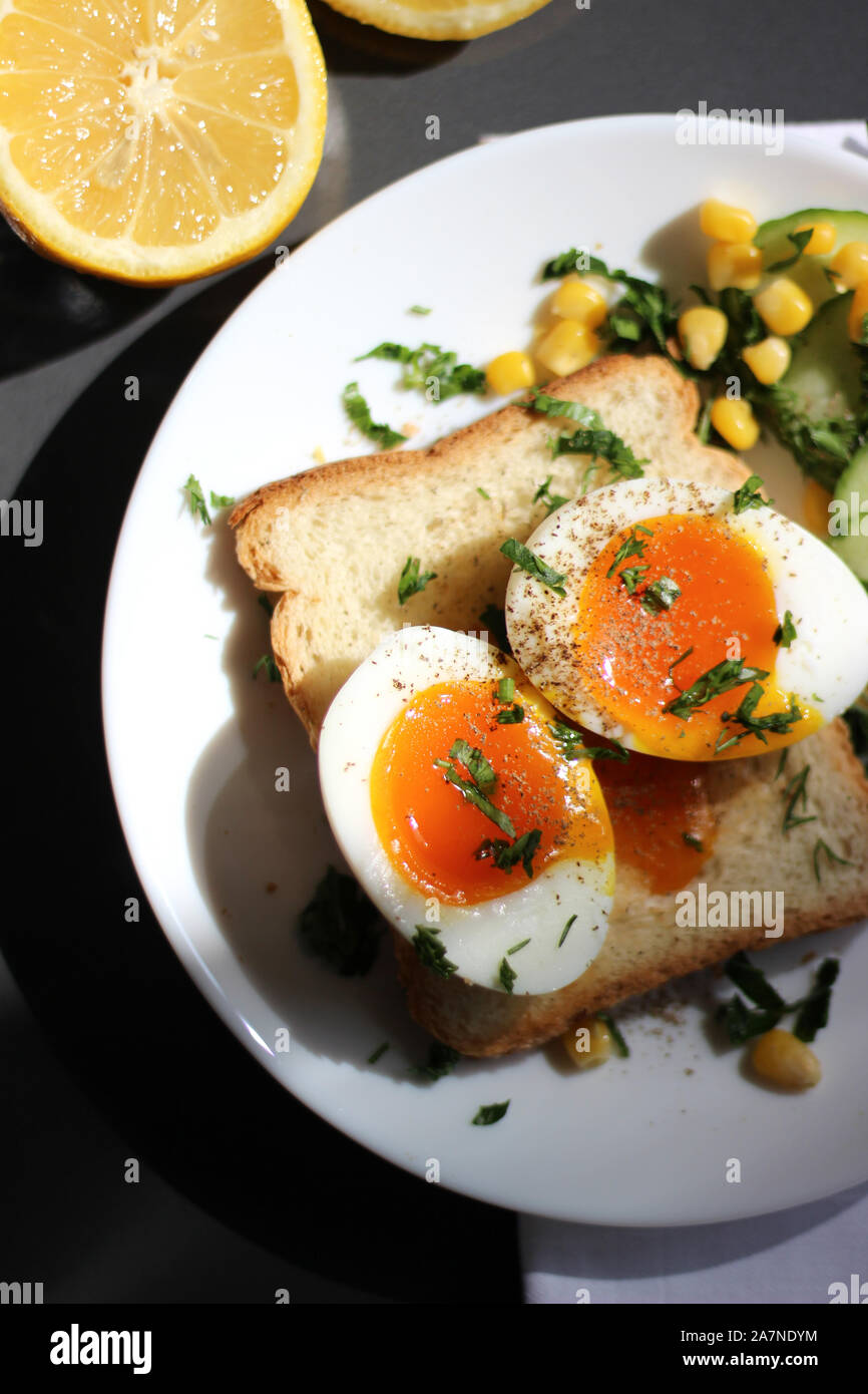 Œuf Poché Avec Jaune Liquide Sur Pain Toast. Déjeuner Sain. Réglage De La Table De Style Alimentaire. Banque D'Images