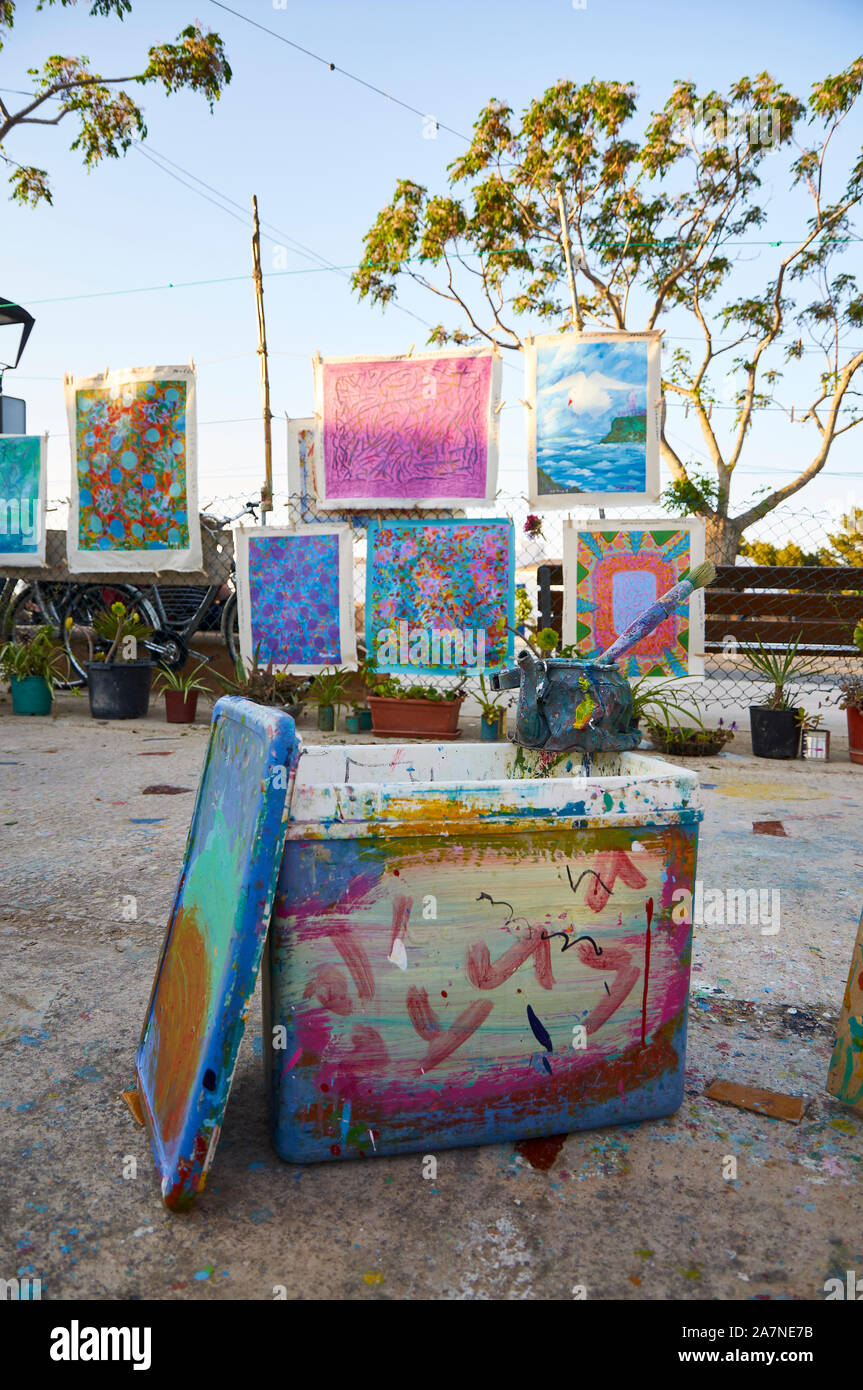 Des outils et des peintures de l'artiste-peintre hippy Firefox dans le marché aux puces de hippie à El Pilar de la Mola (Formentera, Iles Baléares, Espagne) Banque D'Images