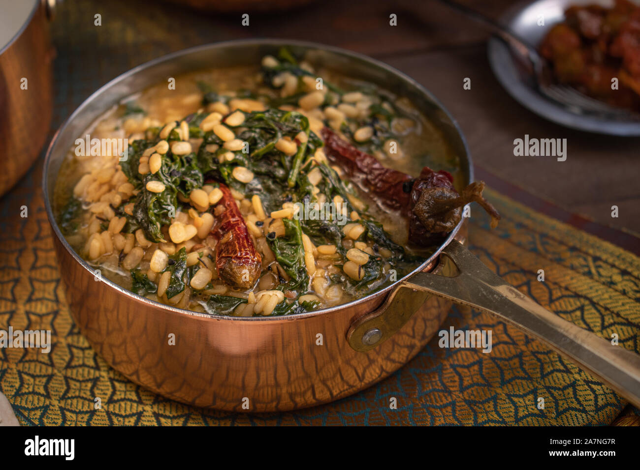 Curry de lentilles et épinards Vegan Banque D'Images