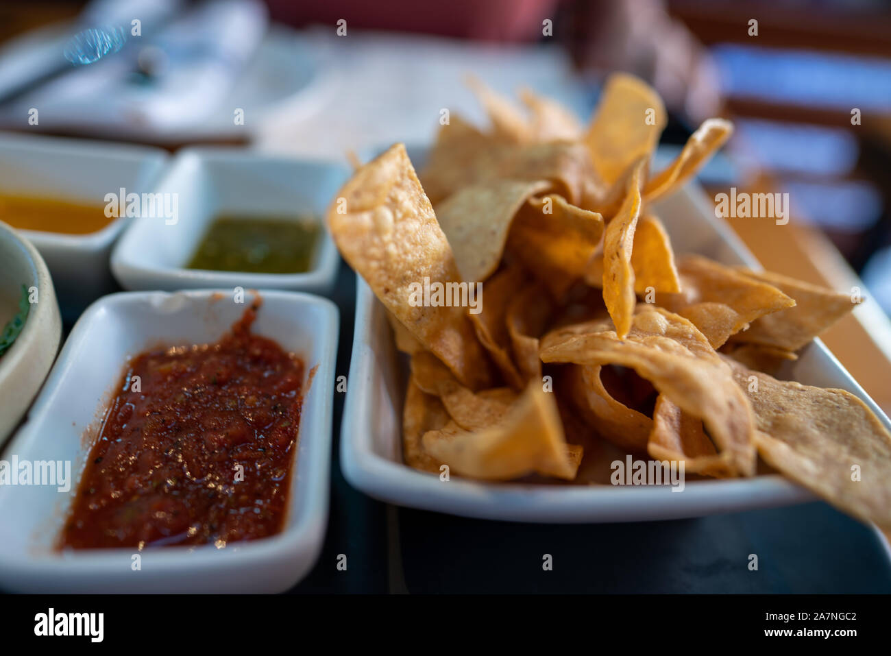 Close up de croustilles au regard de diverses trempettes salsa au restaurant mexicain Banque D'Images