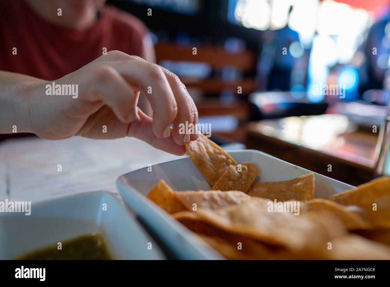 Woman grabbing tortilla gastronomique au restaurant mexicain de table Banque D'Images