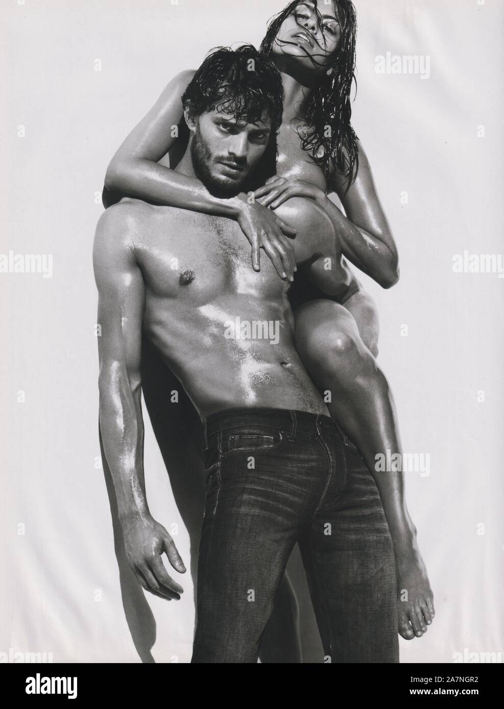 Affiche publicitaire de Calvin Klein Jeans avec Eva Mendes et Jamie Dornan  dans magazine à partir de 2009, année de création publicitaire, Calvin Klein  2000s'annonce Photo Stock - Alamy