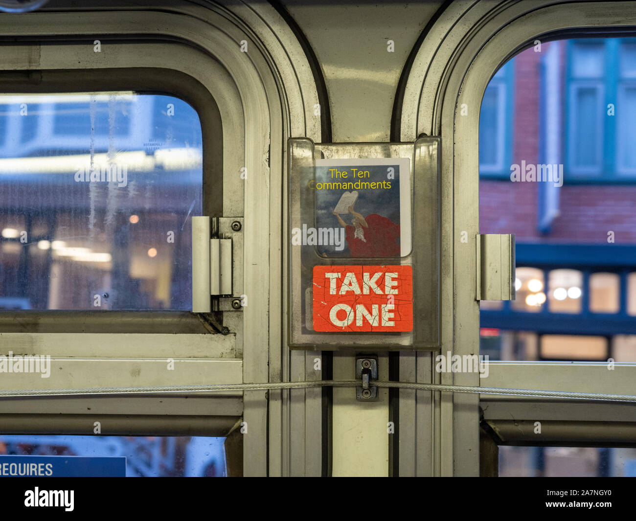 Bus avec dix commandements brochure religieuse avec prendre un signe de remettre près de fenêtres Banque D'Images