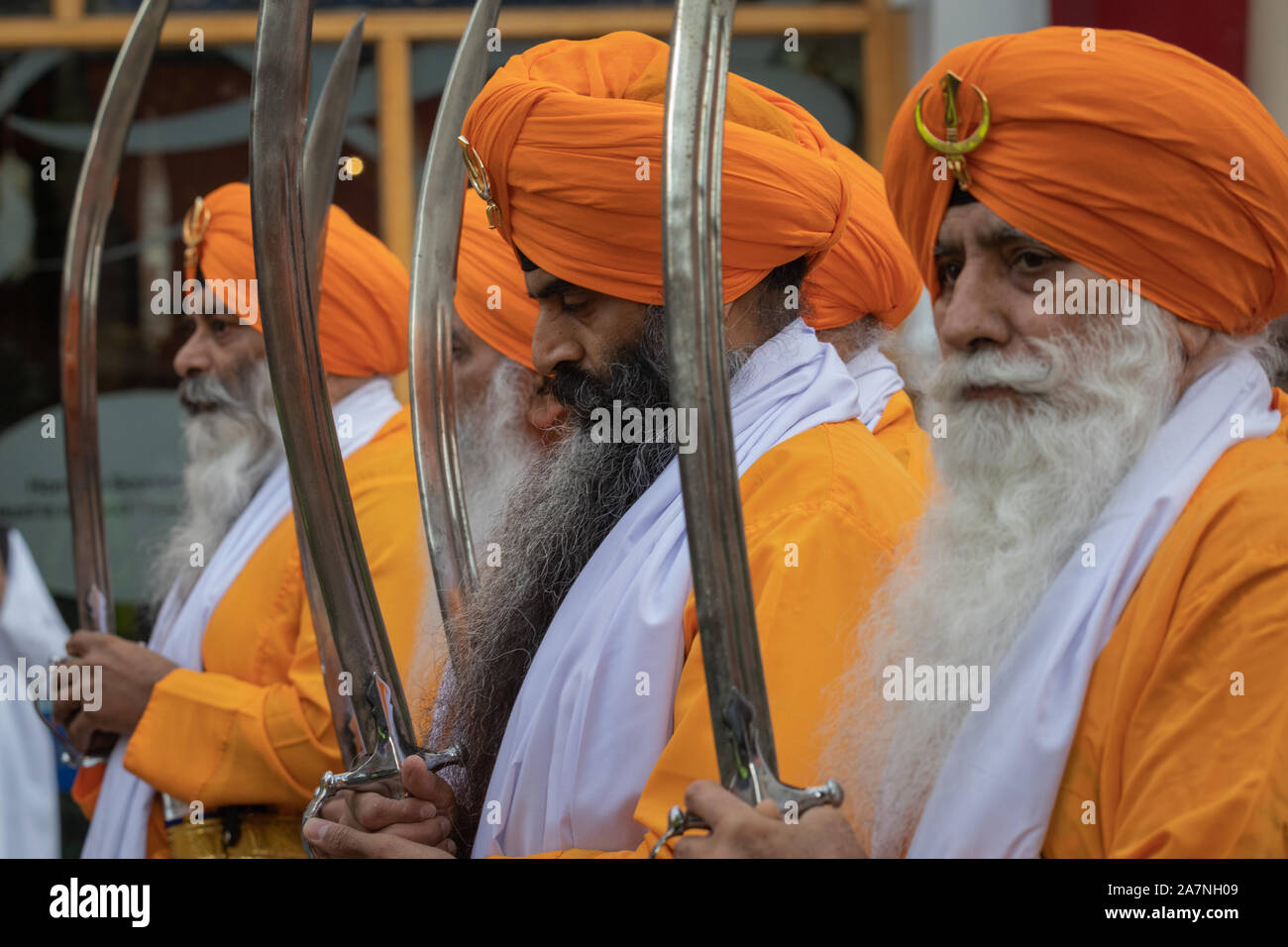 Nagar Kirtan Sikh Procession. Jusqu'à 15 000 Sikhs ont pris part à une procession religieuse à travers les rues de la ville aujourd'hui pour marquer le 550e anniversaire du fondateur de la religion Nanak Dev Ji. La couleur vive annuel Nagar Kirtan procession, de la Gurdwara Guru Tegh Bahadur dans East Park Road, et a suivi un itinéraire à travers la ville à la Sainte Os, près de St Nicholas Circle. Banque D'Images