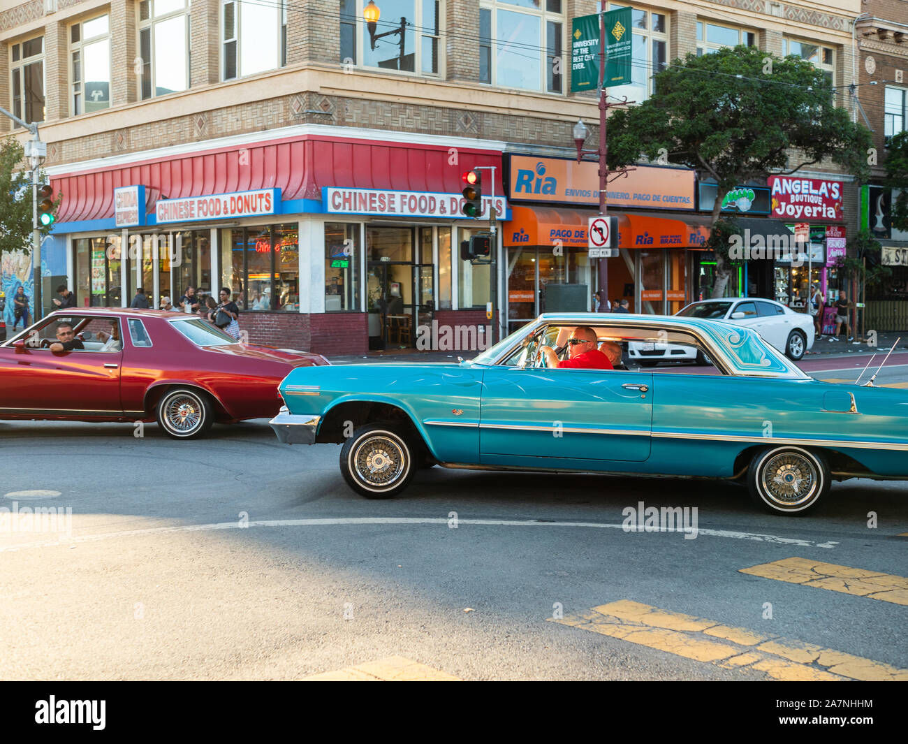 Man rides low rider voiture jantes classiques montrant les drapeaux de Chevrolet Banque D'Images