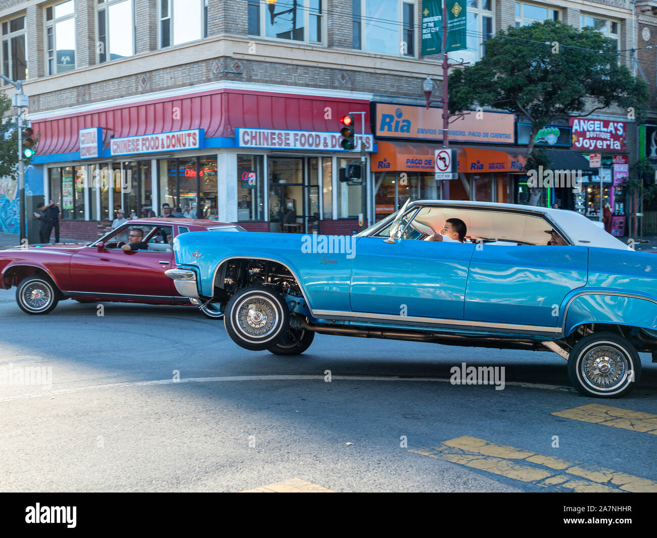 Low rider voiture Chevrolet Caprice coin arrondi la mi-bounce, montrant la suspension et jantes Banque D'Images