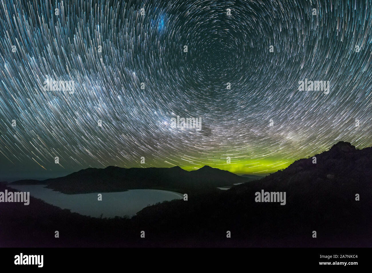 Aurora Australis et star trail sur Wineglass Bay Banque D'Images