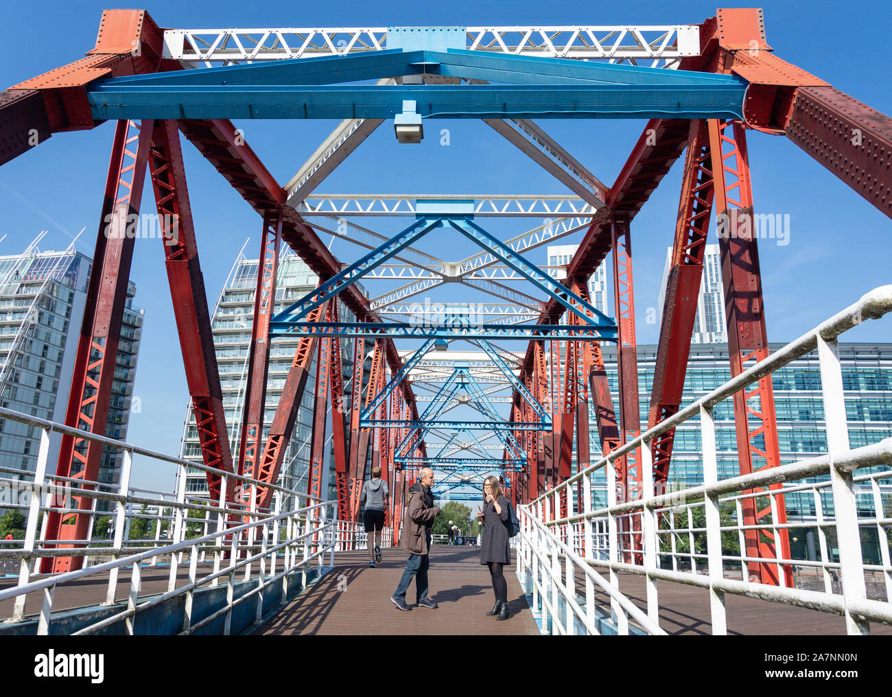 Pont à poutre triangulée à Huron Basin, Salford Quays, Salford, Greater Manchester, Angleterre, Royaume-Uni Banque D'Images