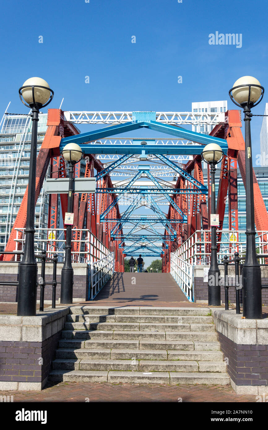 Pont à poutre triangulée à Huron Basin, Salford Quays, Salford, Greater Manchester, Angleterre, Royaume-Uni Banque D'Images