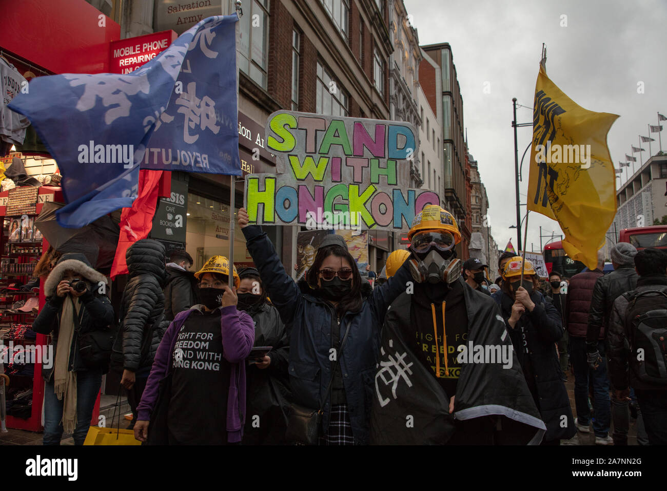 Londres, Royaume-Uni. 2 novembre, 2019. Vu les manifestants dans Oxford Street, à Londres, à l'appui de l'anti-manifestations à Hong Kong. Crédit : Joe Keurig / Alamy News Banque D'Images