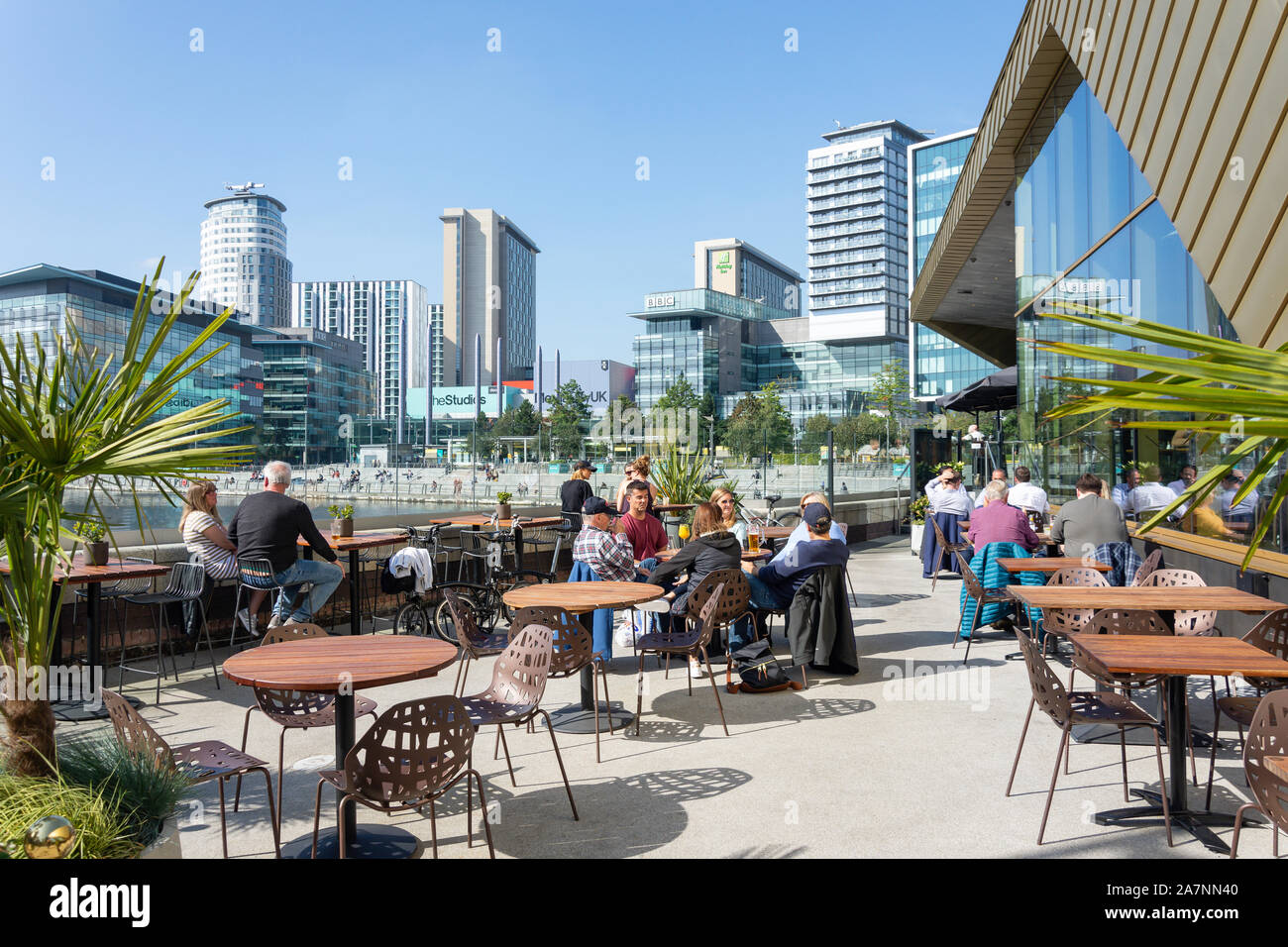 MediaCityUK et alchimiste bar terrasse, Salford Quays, Salford, Greater Manchester, Angleterre, Royaume-Uni Banque D'Images