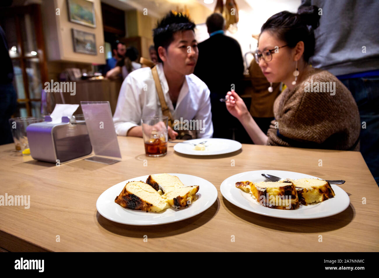 Célèbre gâteau au fromage basque brûlé à La Viña, San Sebastian, Espagne Banque D'Images