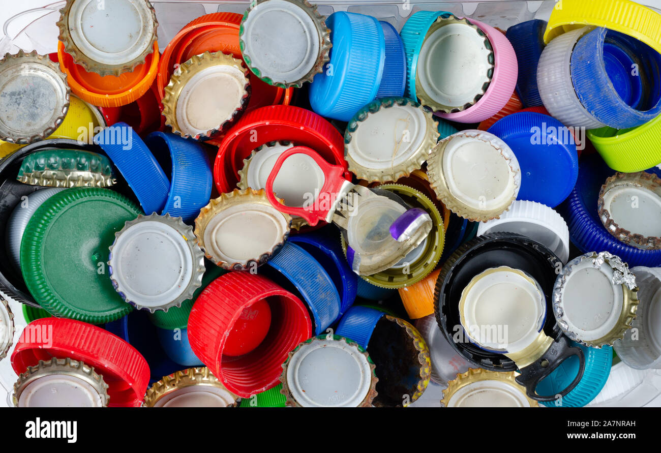Close up mix de métal et de plastique bouchons dans une corbeille . Banque D'Images