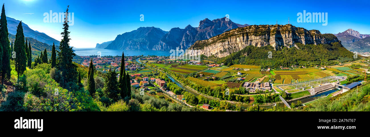 Belle vue aérienne de Torbole, Le Lac de Garde (Lago di Garda) et les montagnes, Italie Banque D'Images