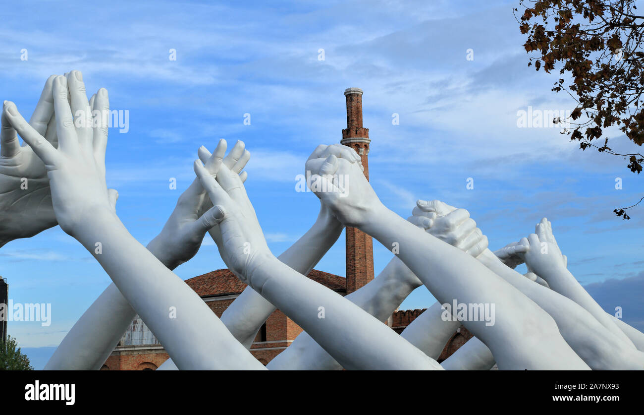Art Biennale Venise 2019. Mains jointes géant sculpture 'Créer des liens' par Lorenzo Quinn. Au salon d'Arsenale, Castello, Venise. Banque D'Images