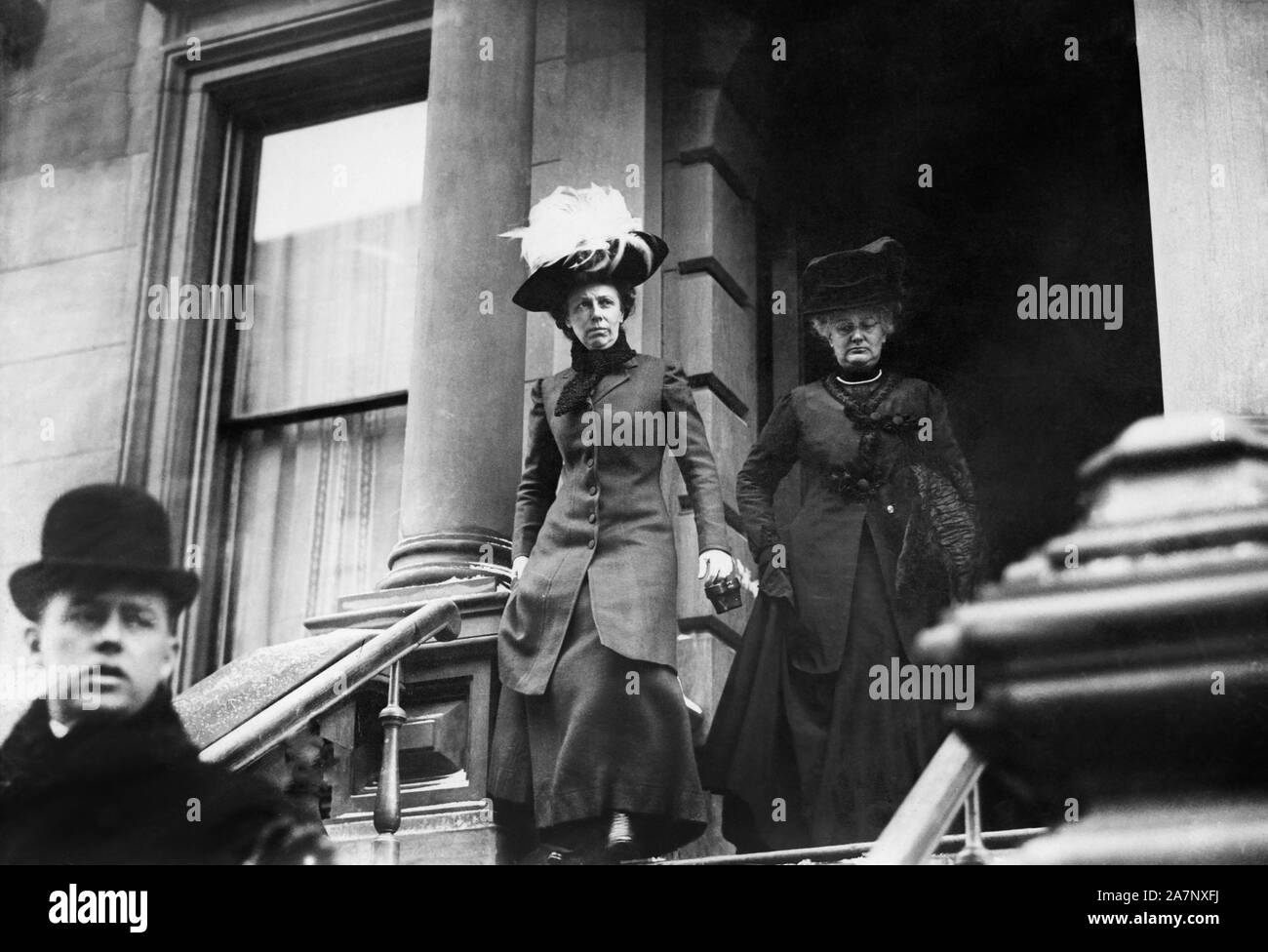 Première Dame Helen Herron Taft en ordre décroissant escalier extérieur, photo de George Grantham Bain, Février 12, 1910 Banque D'Images