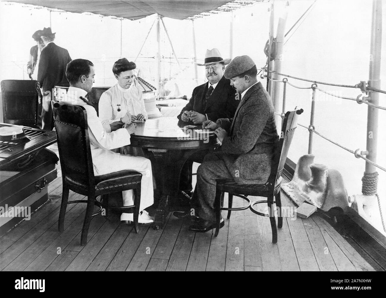 William Howard Taft Cartes à jouer avec son épouse Helen Herron Taft et deux hommes sur le bateau en route vers les Philippines où Taft a été à la tête de la 2e Commission Philippine (aka Taft Commission), Avril 1900 Banque D'Images