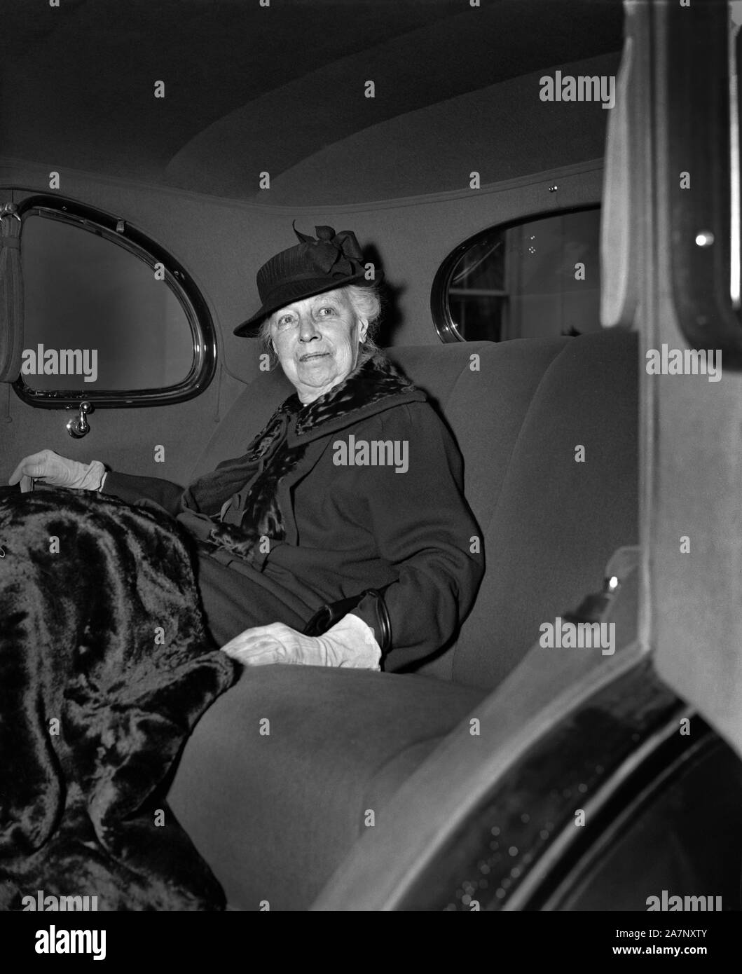 L'ancienne Première Dame Helen Herron Taft au siège arrière de voiture après visite avec le président américain Franklin Roosevelt, Washington, D.C., USA, photo de Harris & Ewing, Décembre 1938 Banque D'Images