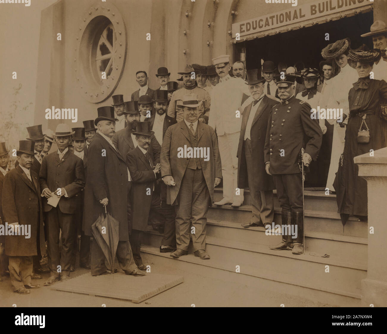 Le secrétaire américain de la guerre William Howard Taft avec groupe de personnes à la Louisiana Purchase Exposition, Saint Louis, Missouri, USA, photo de Jessie Tarbox Beals, 1904 Banque D'Images