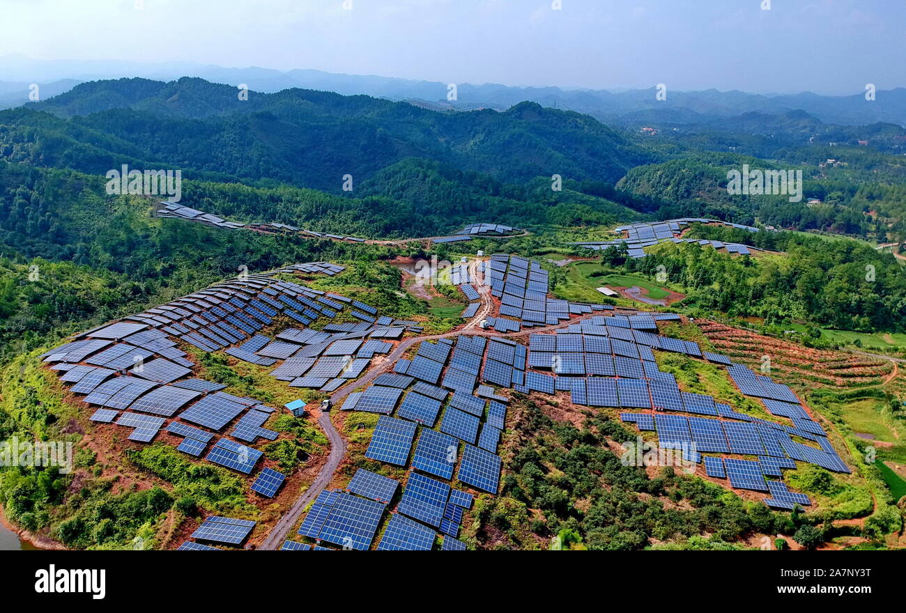Tableaux de panneaux solaires sont installés à la friche sur une colline dans le village Huangsha, Zhuangkou ville, comté de Huichang, Ganzhou ville, est de la Chine Banque D'Images