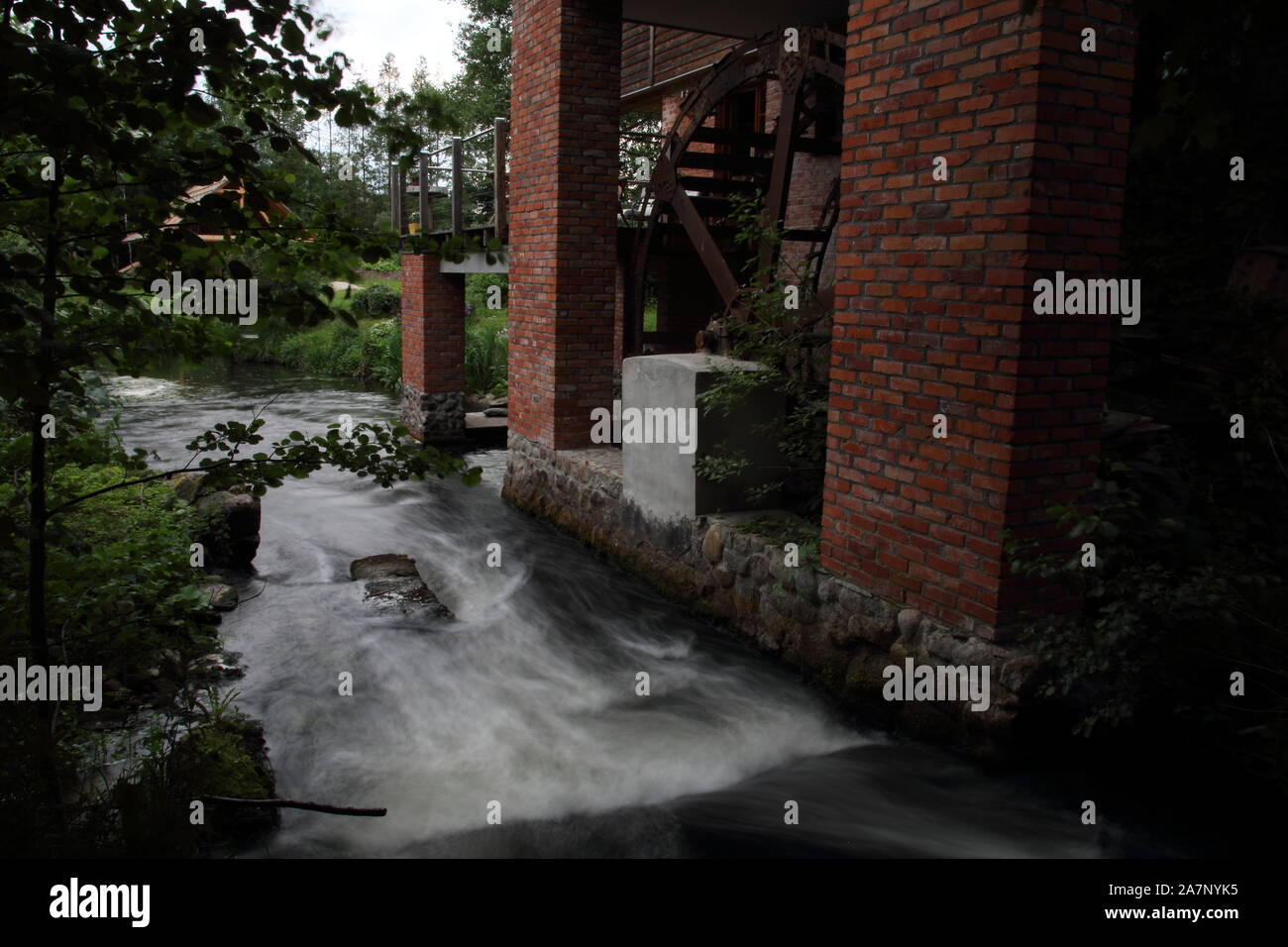 Moulin en pierre et des murs en brique à smudgy eaux. Banque D'Images