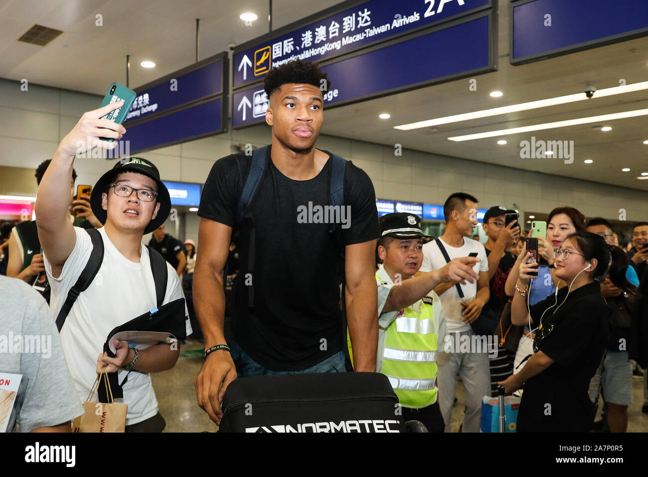 Giannis Antetokounmpo de Grèce de basket-ball arrive à l'Aéroport International de Shanghai Pudong en avant du monde de basket-ball FIBA 2019 Banque D'Images