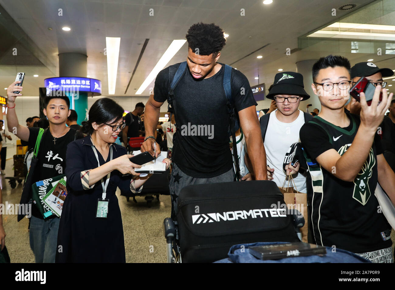 Giannis Antetokounmpo de Grèce de basket-ball arrive à l'Aéroport International de Shanghai Pudong en avant du monde de basket-ball FIBA 2019 Banque D'Images